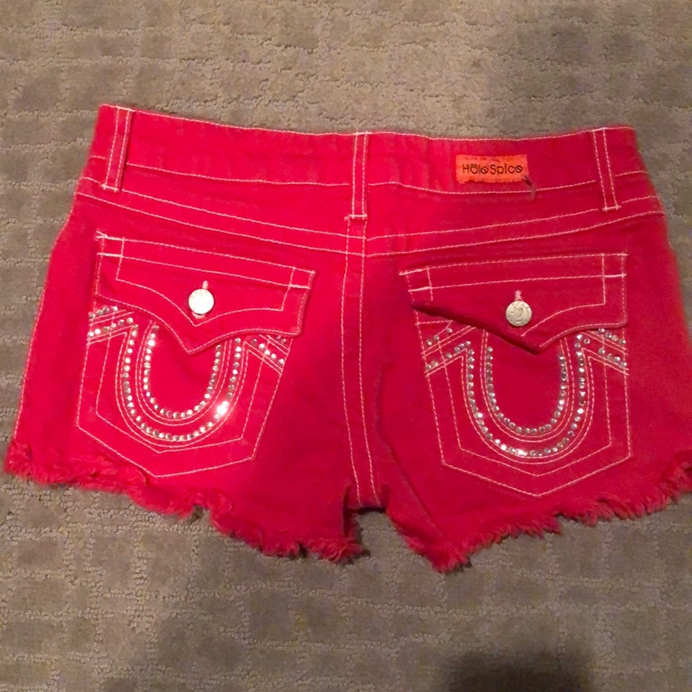 Red denim shorts with diamond pockets